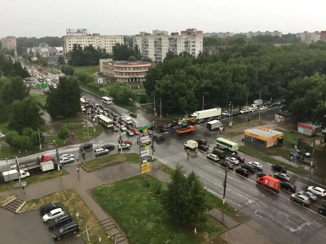 На одном из самых аварийных участков города проведут анализ трафика и изменят работу светофоров. Также на Октябрьском проспекте у бывшего ТЦ организуют парковочную зону, чтобы авто не оставляли на тротуарах.