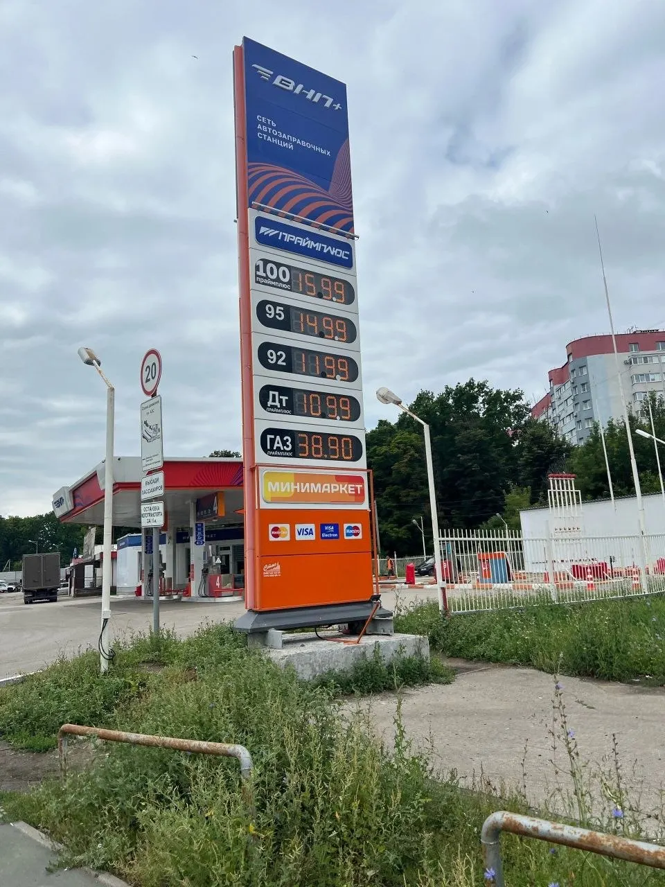В ряде заправок сети «ВНП+» в Самаре зафиксировали рост цены на бензин АИ‑95 до 157 рублей за литр. Водители жалуются на завышенные тарифы, несмотря на то, что качество топлива претензий не вызывает.