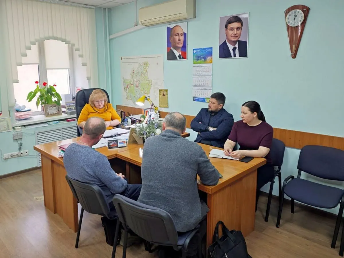 На ремонт рабочего кабинета главы администрации Киржачского округа Елены Карповой выделено 981 тысяча рублей; обновление трёх помещений с оборудованием оценивают примерно в 2 млн рублей.