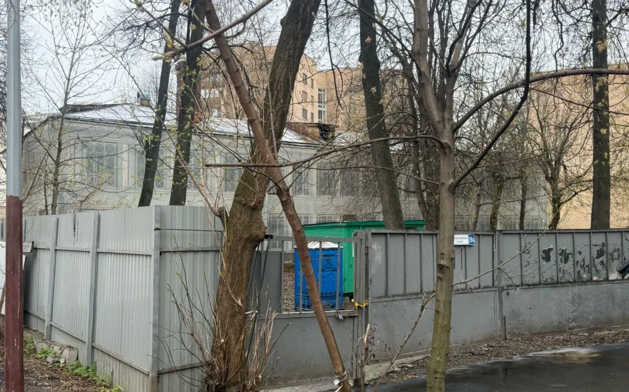 На улице Спиридоновка старое здание детсада 1937 года перестроят под ЖК: в проекте — 41 квартира; местные жалуются на маргиналов в заброшенном помещении.