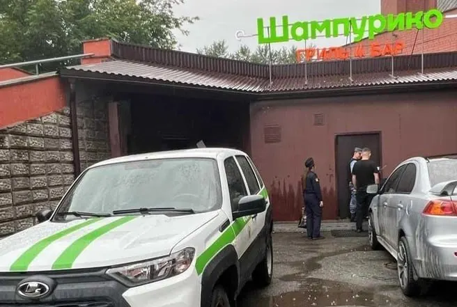Заведение на Технической, 63 закрыли на 30 дней после проверки: продукты хранили и готовили с нарушениями, персонал не соблюдал личную гигиену.