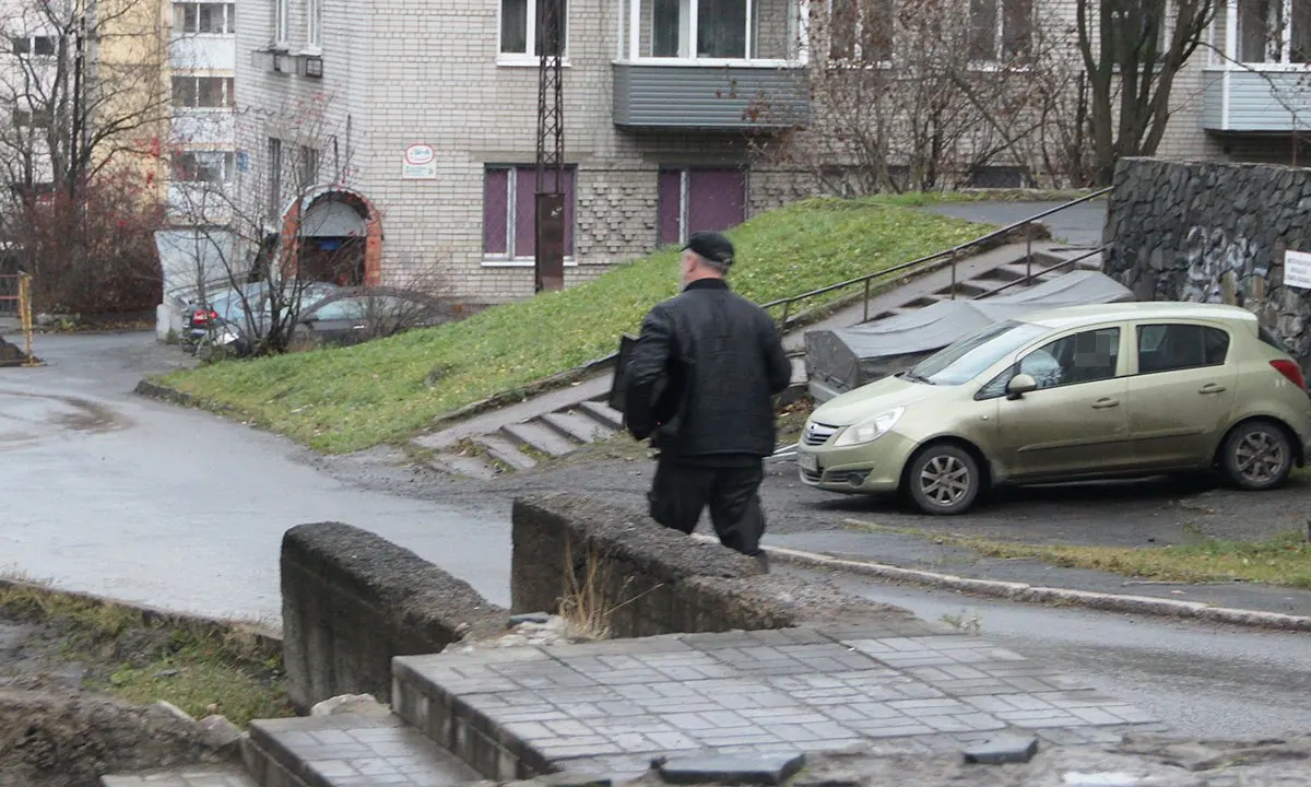 На набережной Варкауса неизвестный в серой иномарке предлагал прохожим инструменты, ссылаясь на запрет провоза через границу. Жителей просят не реагировать на такие предложения.