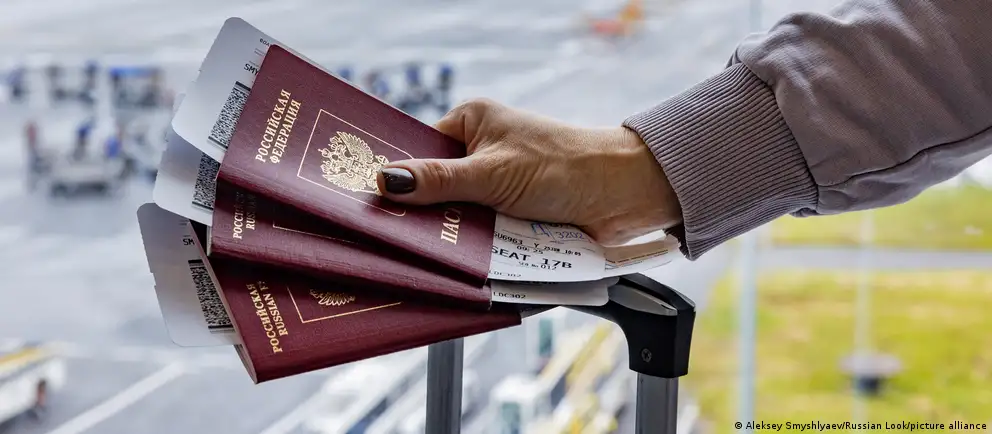 Черногория планирует отменить безвизовый режим для граждан России и Беларуси и перейти на выдачу виз в соответствии с требованиями ЕС; нововведение может вступить в силу 1 октября.