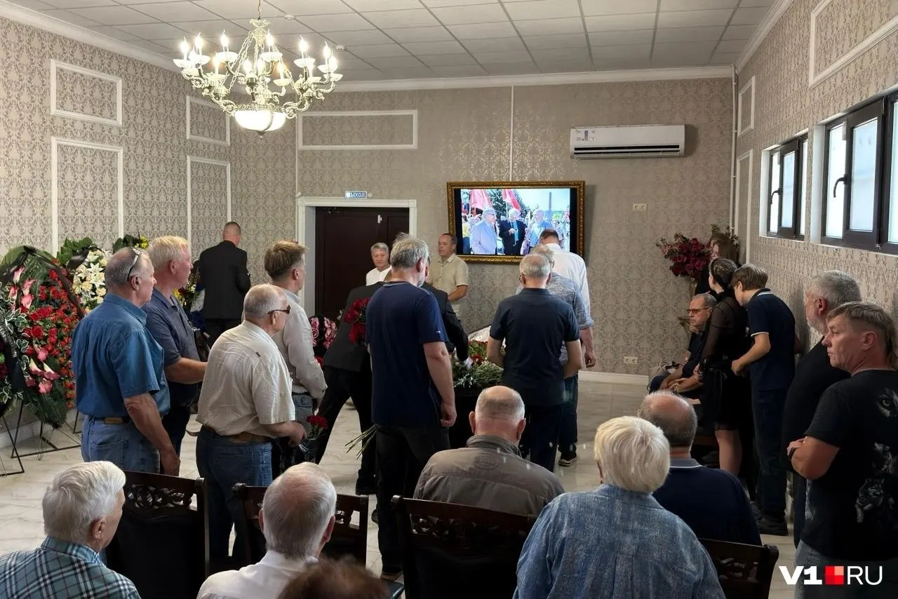 В Красноармейском районе Волгограда прошла церемония прощания с легендарным «красным директором» Олегом Болотином. На похоронах много людей, после прощания состоится траурный митинг.