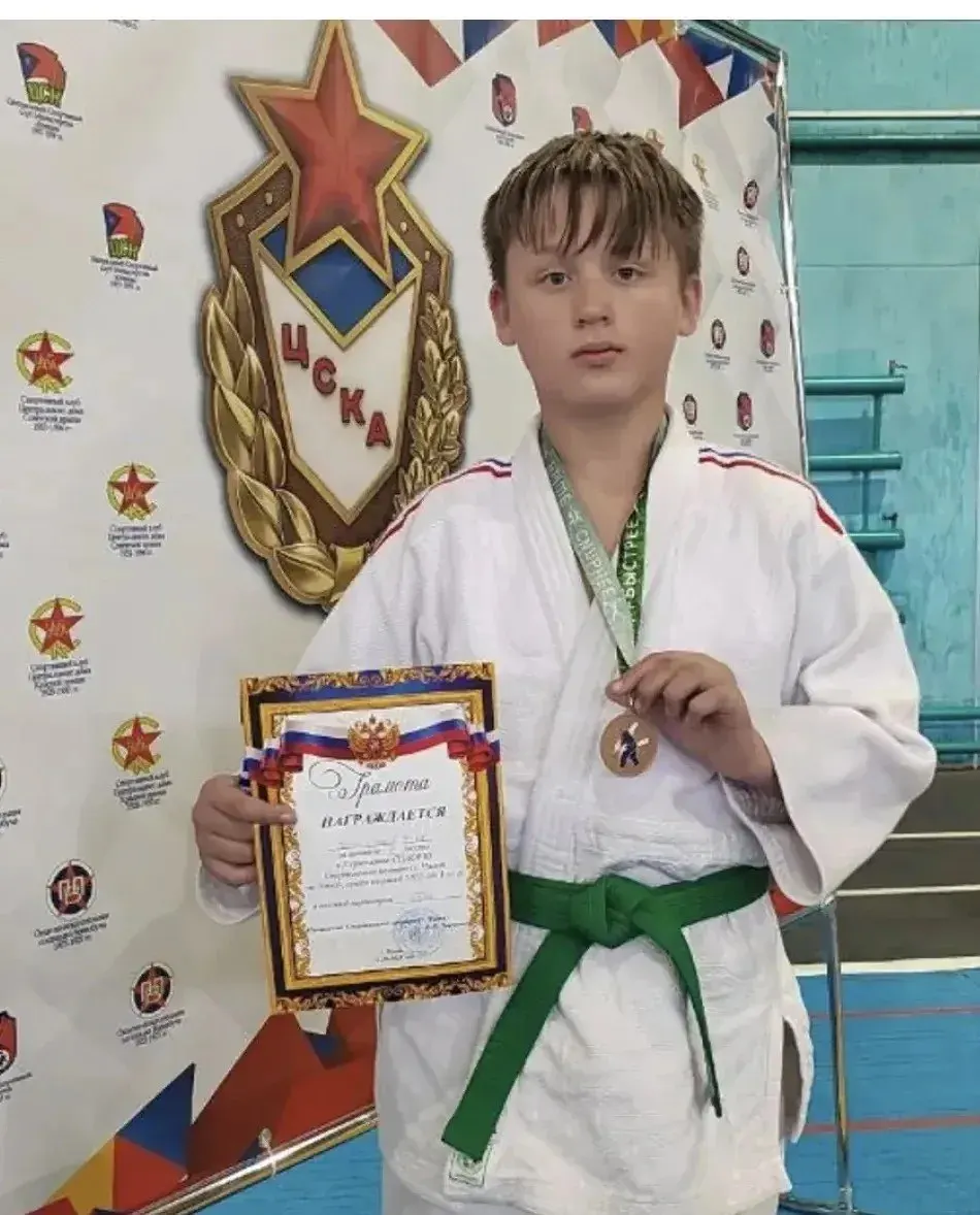 Илья Шеломенцев, 14 лет, вытащил из реки Шумунда 10‑летнего Егора, который застрял ногами в иле. Семья поблагодарила спасителя и его родителей, а парня представили к краевой награде.
