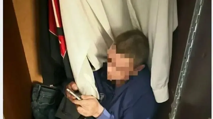 Должники по алиментам пытаются уйти от судебных приставов самыми неожиданными способами — в диване, шкафу, среди малинника и под одеялом. Приставы находят скрывающихся и применяют меры принуждения.