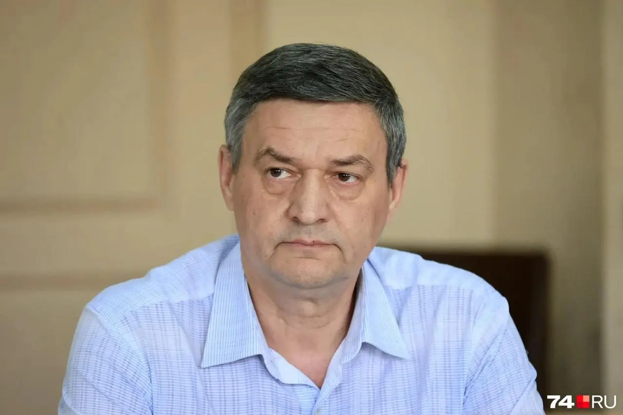 Бывшего заместителя начальника областной полиции обвиняют в получении взяток и мошенничестве: следствие связывает его с незаконной продажей психотропных препаратов и получением денег от местных жителей. Подсудимый отвергает обвинения, защита называет дело политически мотивированным.