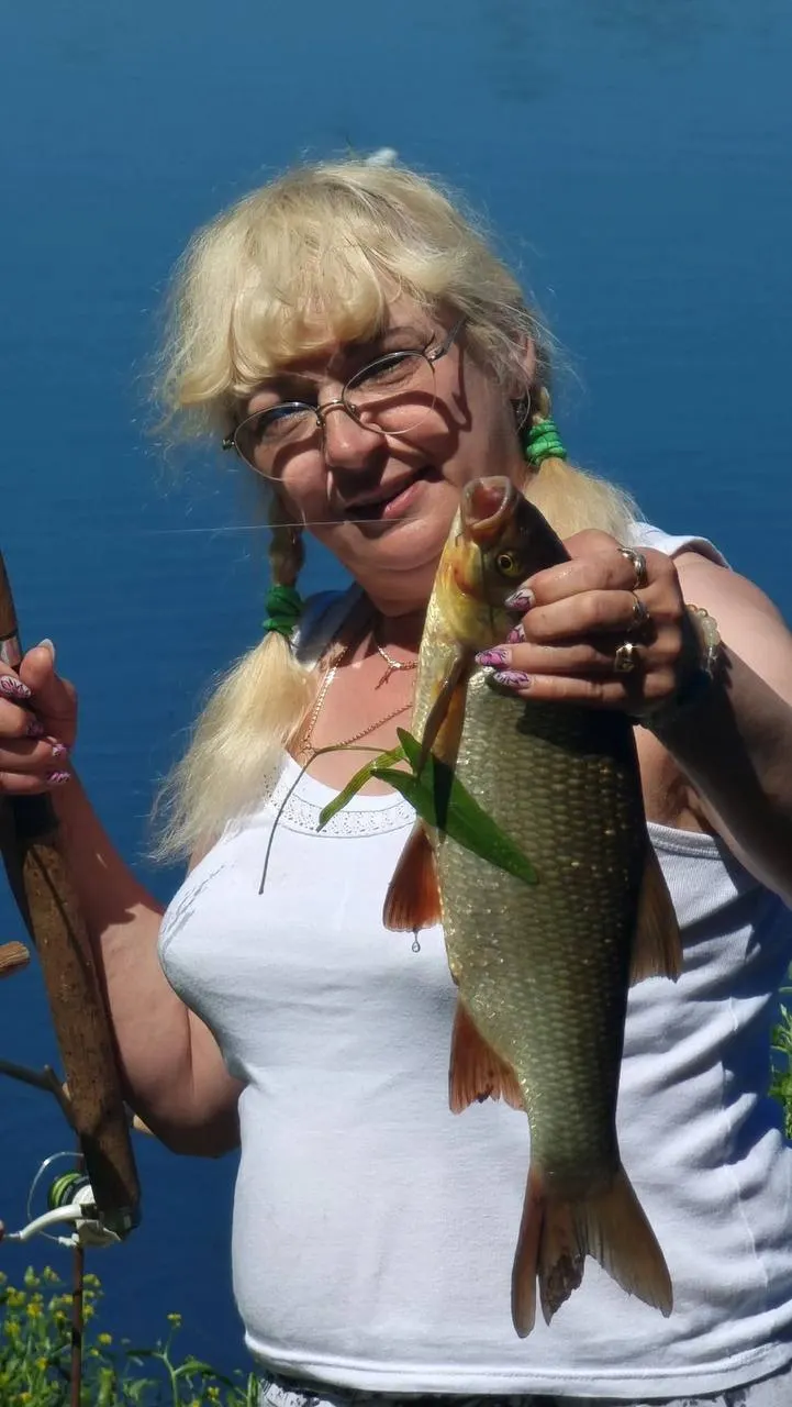 55‑летняя Надежда Веселова‑Семенюк начала рыбачить с пяти лет — её уловы и преданность делу восхищают пользователей сети.