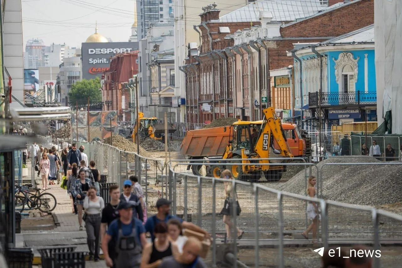 Проход к пешеходной части от проспекта Ленина огородили забором. Работы ведёт подрядчик из Уфы, завершить планируют к сентябрю 2026 года.