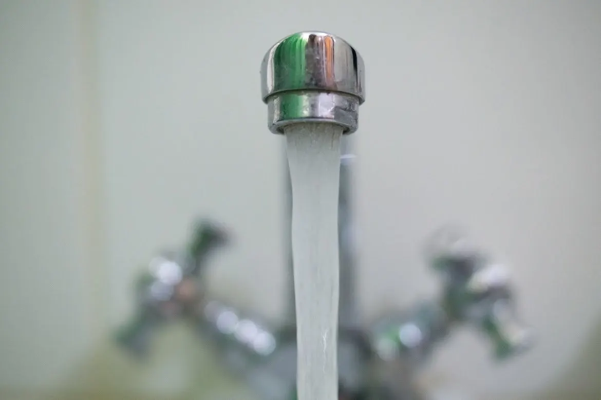 Ново‑Свердловская ТЭЦ приостановила работу из‑за плохого качества воды из водохранилищ. В нескольких районах города временно отключат горячее водоснабжение; проблему планируют устранить в течение суток.