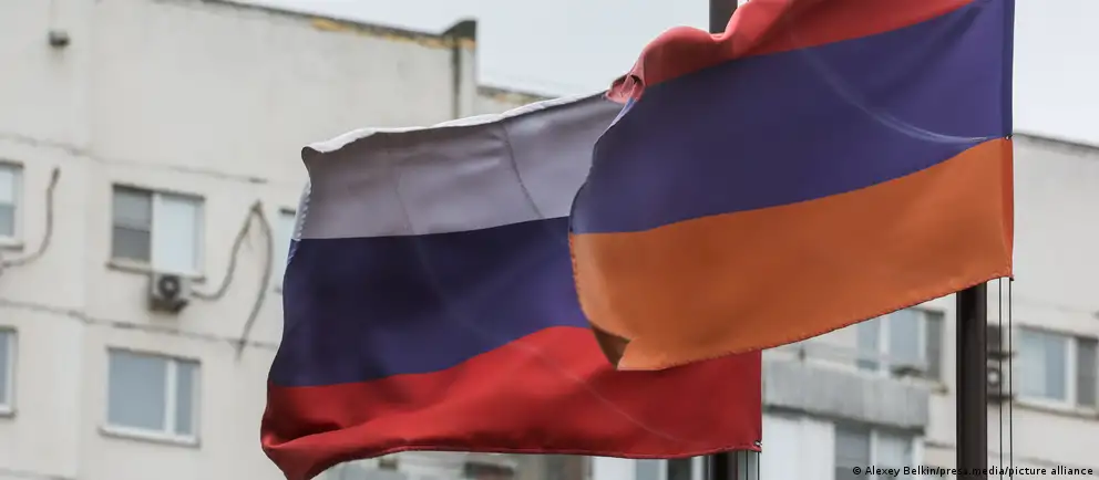 Россельхознадзор с 27 июля ограничивает импорт молочной продукции из Армении, ссылаясь на нарушения на производстве. Это очередной шаг в череде торговых ограничений на фоне обострения отношений между странами.