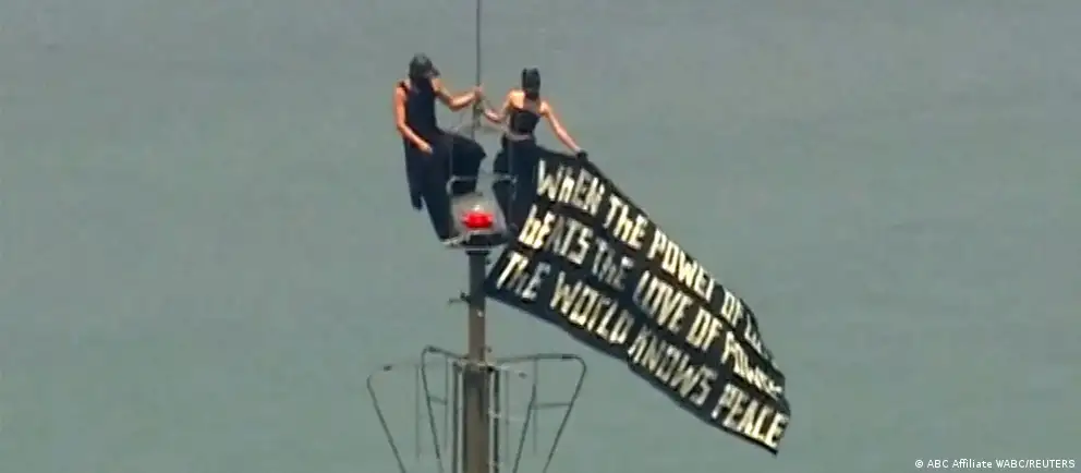 Двое руферов из Москвы поднялись на шпиль небоскрёба Empire State Building в Нью-Йорке, прикрепили баннер с надписью о мире и после этого один из них сделал второй предложение; позже их задержала полиция.