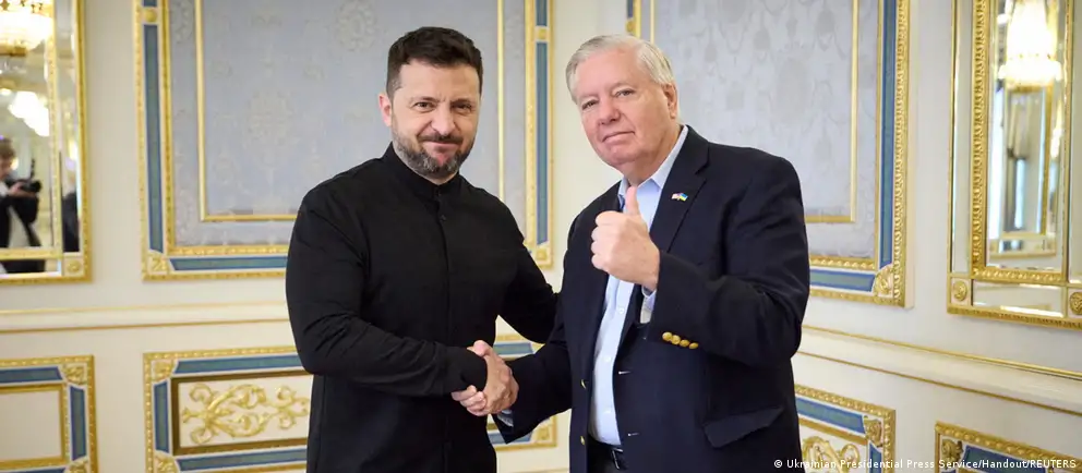 Верхняя палата конгресса поддержала продолжение рассмотрения законопроекта, который предусматривает высокие пошлины на российский импорт и дополнительные меры против стран, помогающих обходить санкции. За процедурное голосование проголосовали 86 сенаторов; в зале был президент Украины Владимир Зеленский.