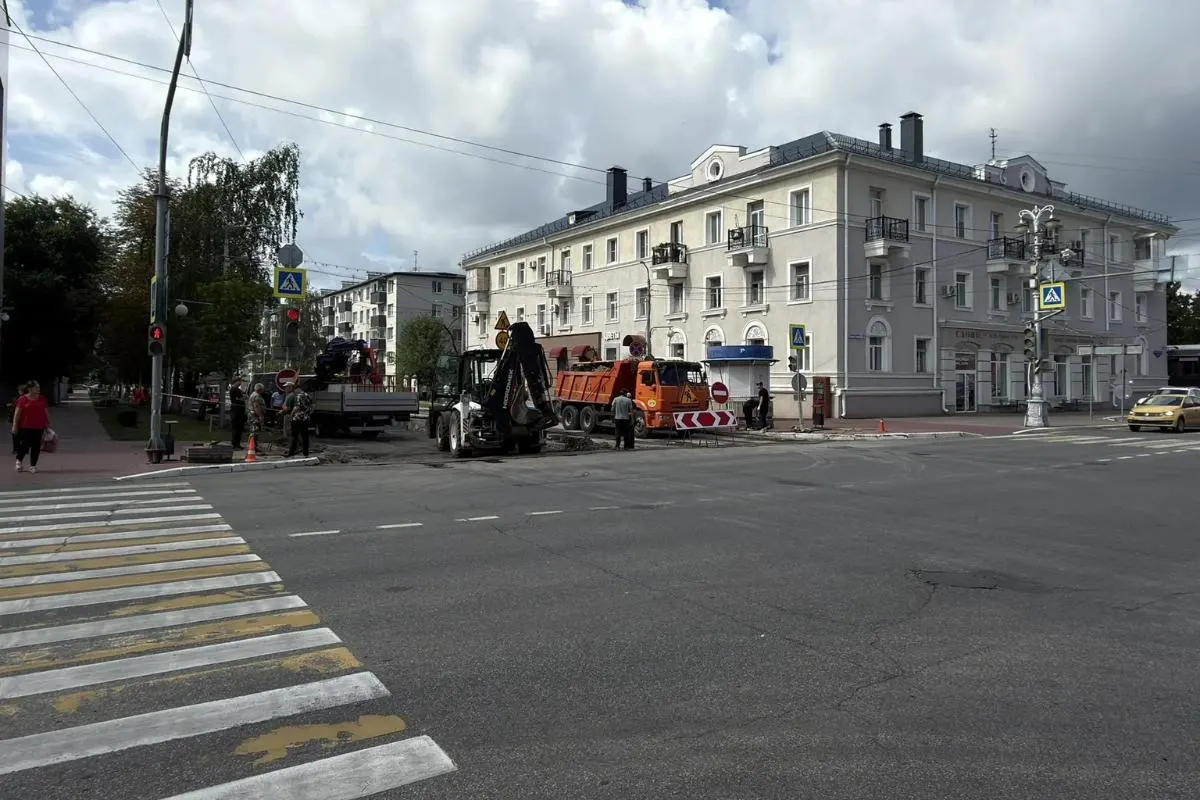 Врио губернатора сообщил, что на капитальный ремонт дополнительно выделили 1,2 миллиарда рублей. Объём ямочного ремонта вырос в пять раз, в городе сейчас ремонтируют шесть участков; работы должны завершить до конца октября.