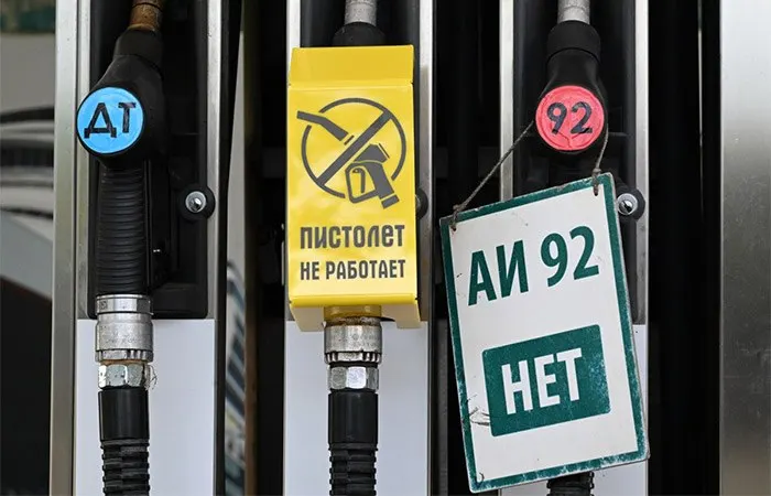 В Приморском крае сеть из 17 заправок прекратила продажу бензина АИ‑92 и АИ‑95 из‑за задержек отгрузок с нескольких заводов; дизель остаётся в продаже.