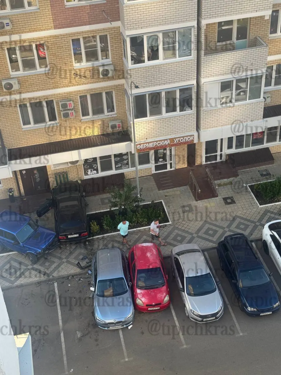Ранним утром в микрорайоне Гидростроителей «Мерседес» влетел в проулок и протаранил несколько автомобилей на стоянке. Свидетели отмечают, что водитель был в банном халате и пахал алкоголем; пострадавших пешеходов не упоминают.