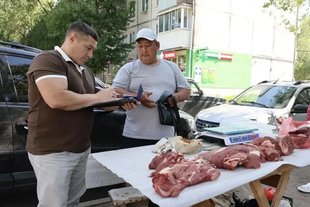 За первые шесть месяцев составили 374 протокола за несанкционированную торговлю: продавали мясо, молочные продукты, фрукты и бытовые товары с лотков в неположенных местах. Общая сумма взысканий превысила 1,3 млн рублей.
