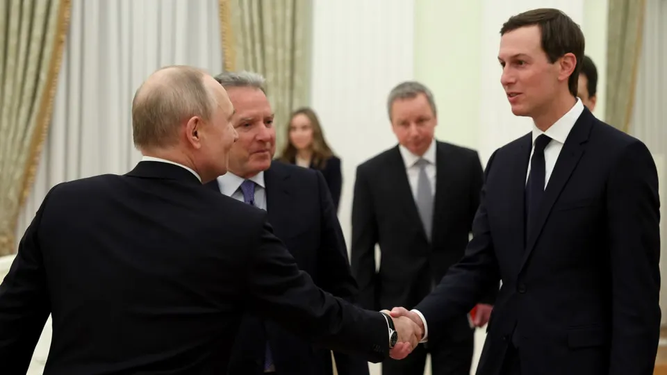 В российской столице рассчитывают на возвращение представителей Дональда Трампа — Стива Уиткоффа и Джареда Кушнера — чтобы добиться благоприятных для себя договорённостей по конфликту с Украиной. Однако посланцы США сосредоточены на ближневосточном треке, а в Москве растёт разочарование нерегулярностью встреч и отсутствием конкретных шагов.