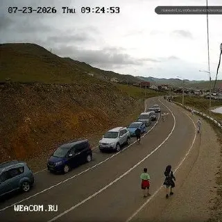 Со стороны материка выстроились более 20 автомобилей — затор протянулся почти на 400 м. На острове очередей нет. Снижение числа работающих паромов ухудшило ситуацию.