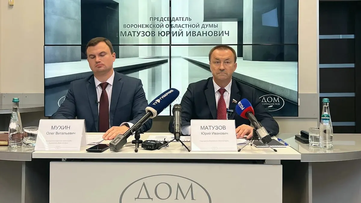 Воронежская областная дума объявила условные летние каникулы, но все выезды депутатов за пределы региона требуют согласования со спикером; постоянные депутаты обязаны работать ежедневно.