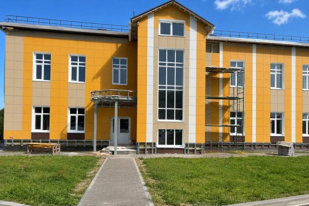 Регион объявил закупки для достройки недостроенного центра в приграничном Рыльске: ранее работы приостанавливали из‑за боевых действий, сейчас на окончание объекта планируют выделить ещё 33,1 млн рублей.