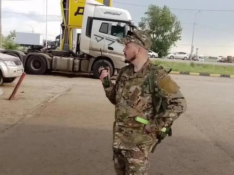 В регионе сотрудники разных ведомств с 2 июля несут дежурства на автозаправках, чтобы урегулировать очереди, помогать людям с инвалидностью и предотвращать попытки переливать бензин в канистры; ранее вводили продажу топлива по QR‑кодам.