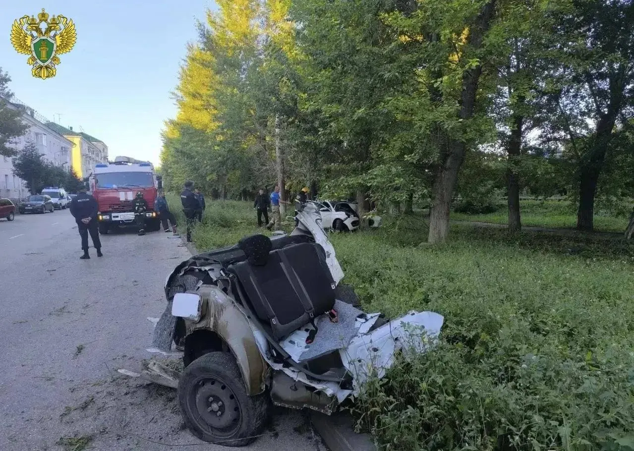 Рано утром водитель Lada Vesta не справился с управлением и врезался в дерево. Двое погибли, ещё четверо, в том числе подросток, госпитализированы.