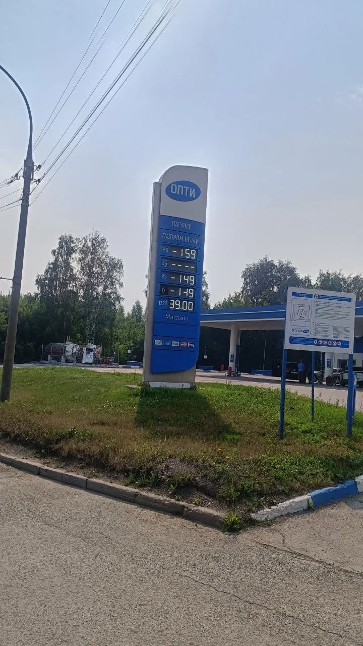 В Сибири сохраняется дефицит топлива: фиксируют мошенничества через поддельные приложения, заторы и очереди на АЗС, рост цен на газомоторное топливо. Региональные власти вводят дополнительные поставки и ограничивают продажи.