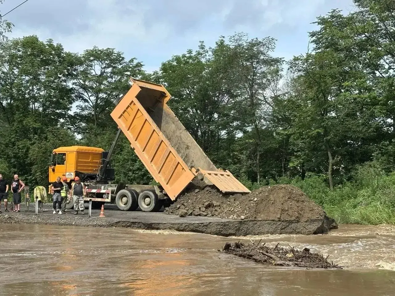 В районе Корсаково-2 сильным потоком смыло дорогу, в результате чего несколько сел остались отрезанными от краевого центра. Жители год назад просили ремонта, им предлагали временные объезды; власти заявили о восстановлении проезда.