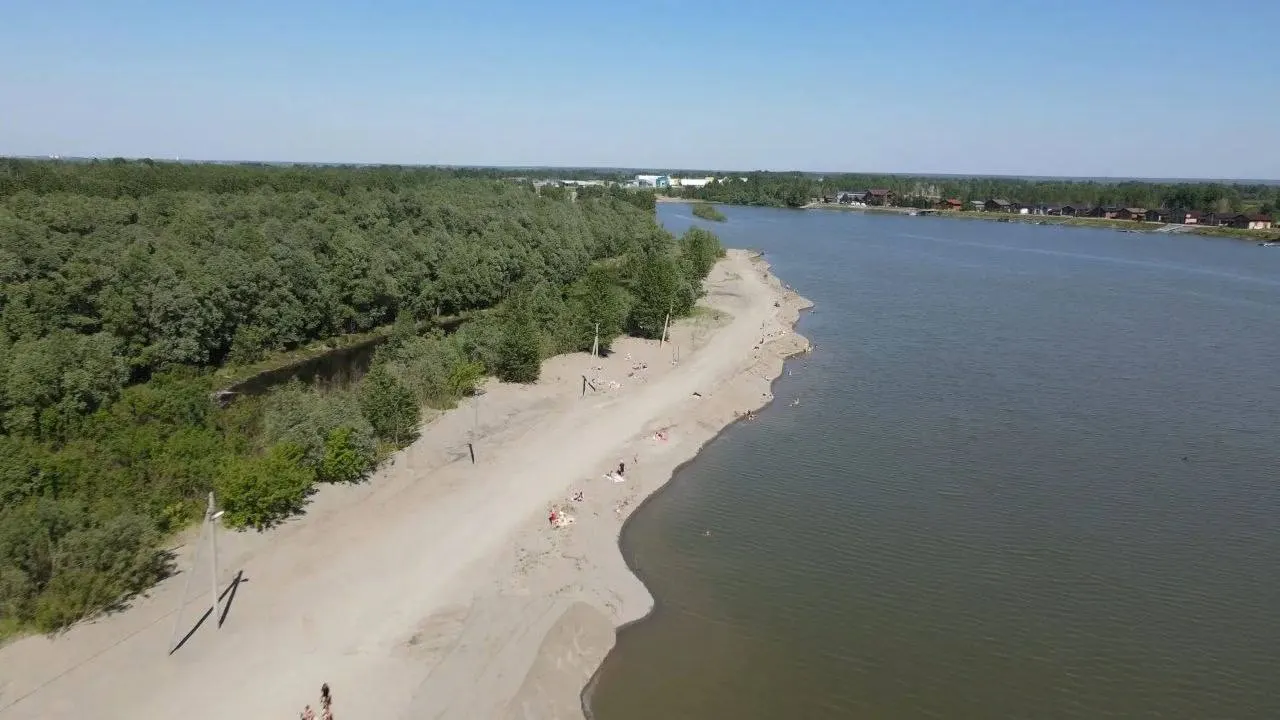 Городские власти ищут место для ещё одного бесплатного пляжа за пределами зоны паводков, чтобы избежать ежегодных закрытий из‑за разлива реки Оби.