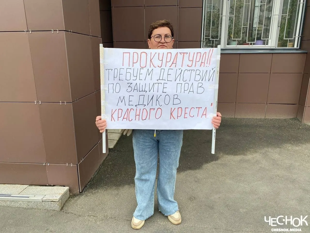 Младшая медсестра из больницы «Красный крест» получила присвоение класса вредности 3.3 после проверки прокуратуры: это влечёт надбавку к оплате, дополнительную неделю отпуска и рост отчислений в фонды. Пикеты медперсонала ускорили проверку ведомств.