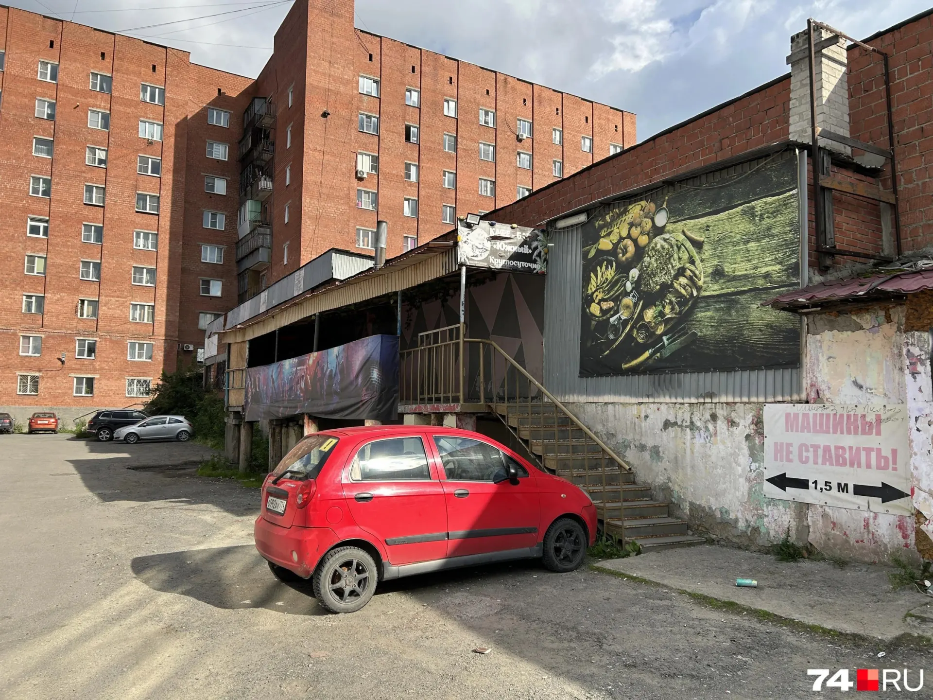 По словам соседей, в кафе «Южный» ночью включают громкую музыку — закрытые окна не помогают. Жалобы в полицию и попытки связаться с администрацией пока результата не дали.