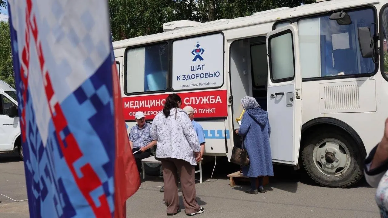 Полевые палатки и «кардиопоезда» преподносят как заботу о здоровье, однако в регионах сокращают стационары и бюджеты на амбулаторную помощь. Акция вызывает вопросы об эффективности, безопасности персональных данных и цели кампании накануне выборов.