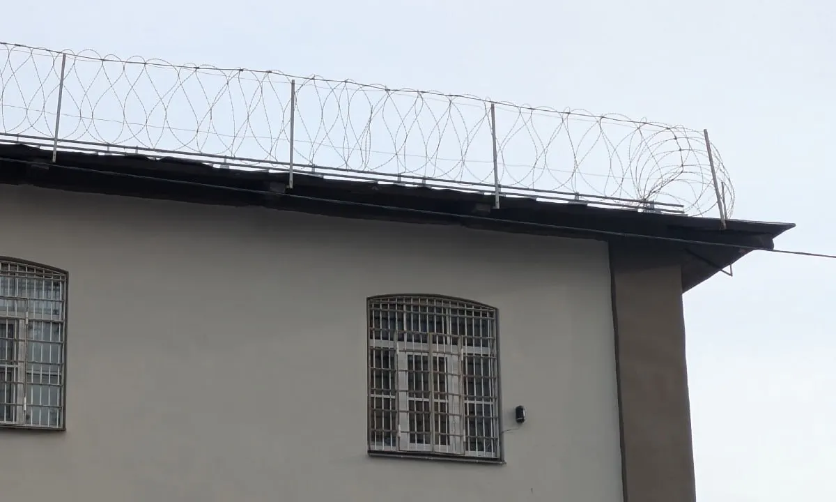 В исправительной колонии в Петрозаводске мужчину наказали административным штрафом в 1 000 рублей за публичное показ татуировок с символикой признанного экстремистским движения.