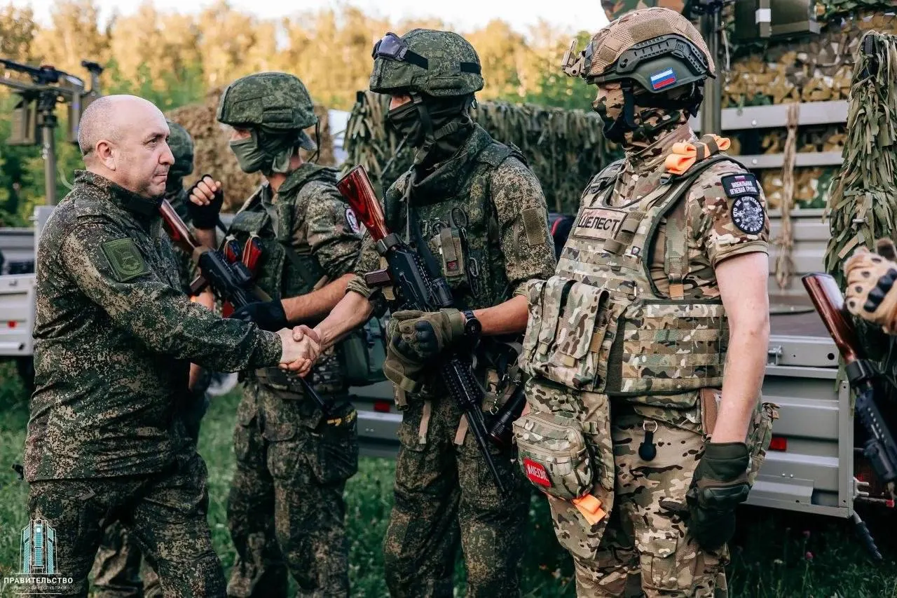 В Чувашии объявили о начале дежурств первого отряда БАРС: бойцам выдали форму и один из дронов, а республиканские власти предлагают выплаты за участие и премии за сбитые БПЛА. Вопрос в том, насколько такие группы эффективны и не носят ли они политический оттенок.