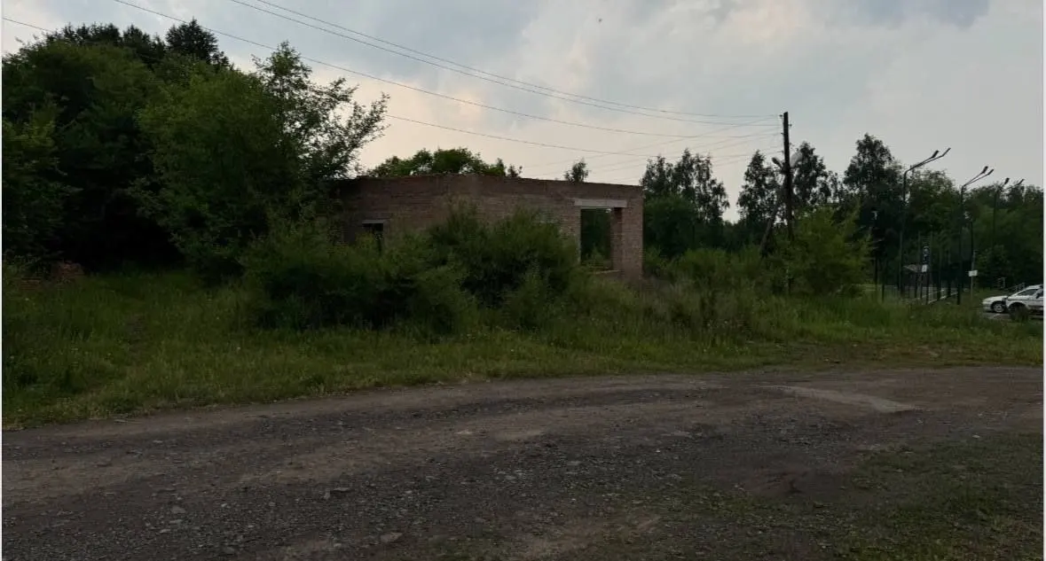 Руководитель района подписал договор купли‑продажи участка, предназначенного для магазина и кафе, по льготной цене — в результате муниципальному бюджету причинён ущерб более 380 тыс. руб.; по факту возбуждено уголовное дело.