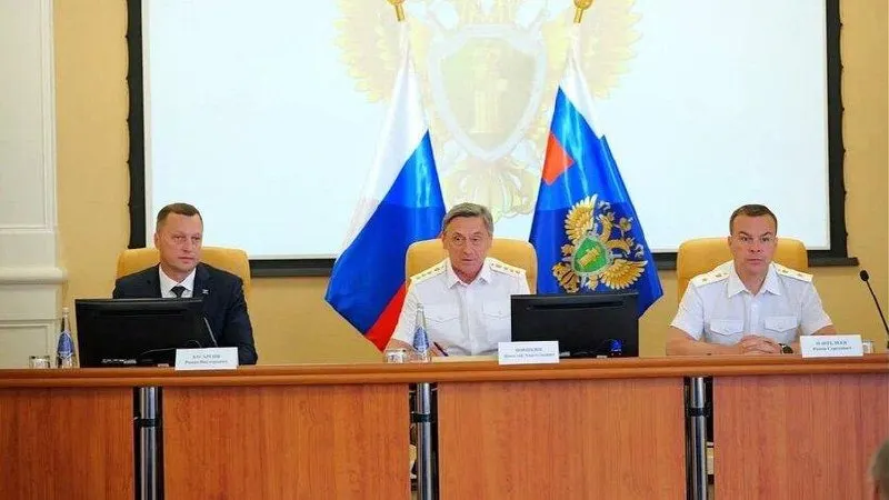 Заместитель генпрокурора представил нового руководителя надзорного органа региона. Роман Пантелеев работает в прокуратуре с 2002 года и ранее возглавлял ведомство в Амурской области.