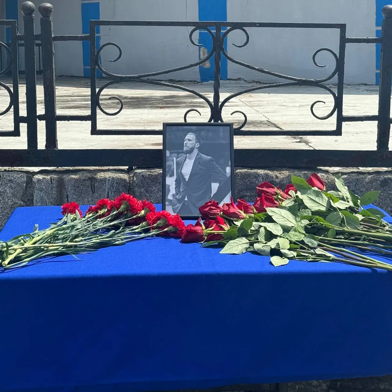 Во Владивостоке установили два памятных знака в честь Эдуарда Сандлера — бывшего управляющего Приморского спортивного общества «Динамо» и главного тренера баскетбольной команды. У мемориалов возложили цветы, почтить память могут все желающие.