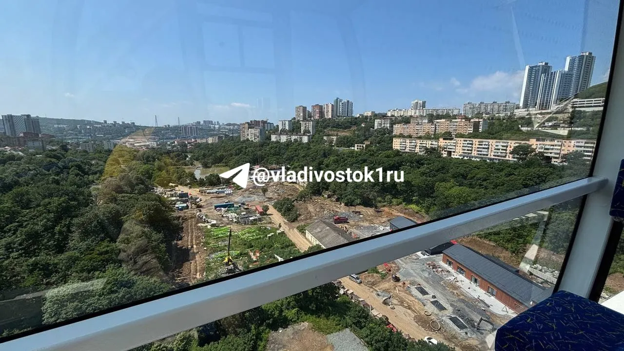 Корреспондент прокатилась на самом высоком аттракционе Минного городка: кабинка с кондиционером вмещает около четырёх человек, с вершины открываются виды на сопки, районы города и будущие озёра парка.
