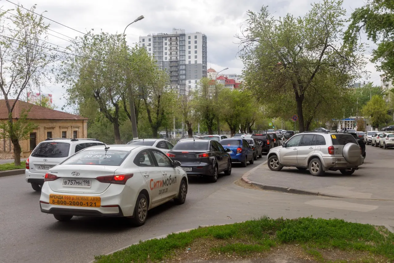 Активист считает, что обещанной разгрузки улиц не произошло, а к осени пробки на Пархоменко и Новороссийской могут усилиться.