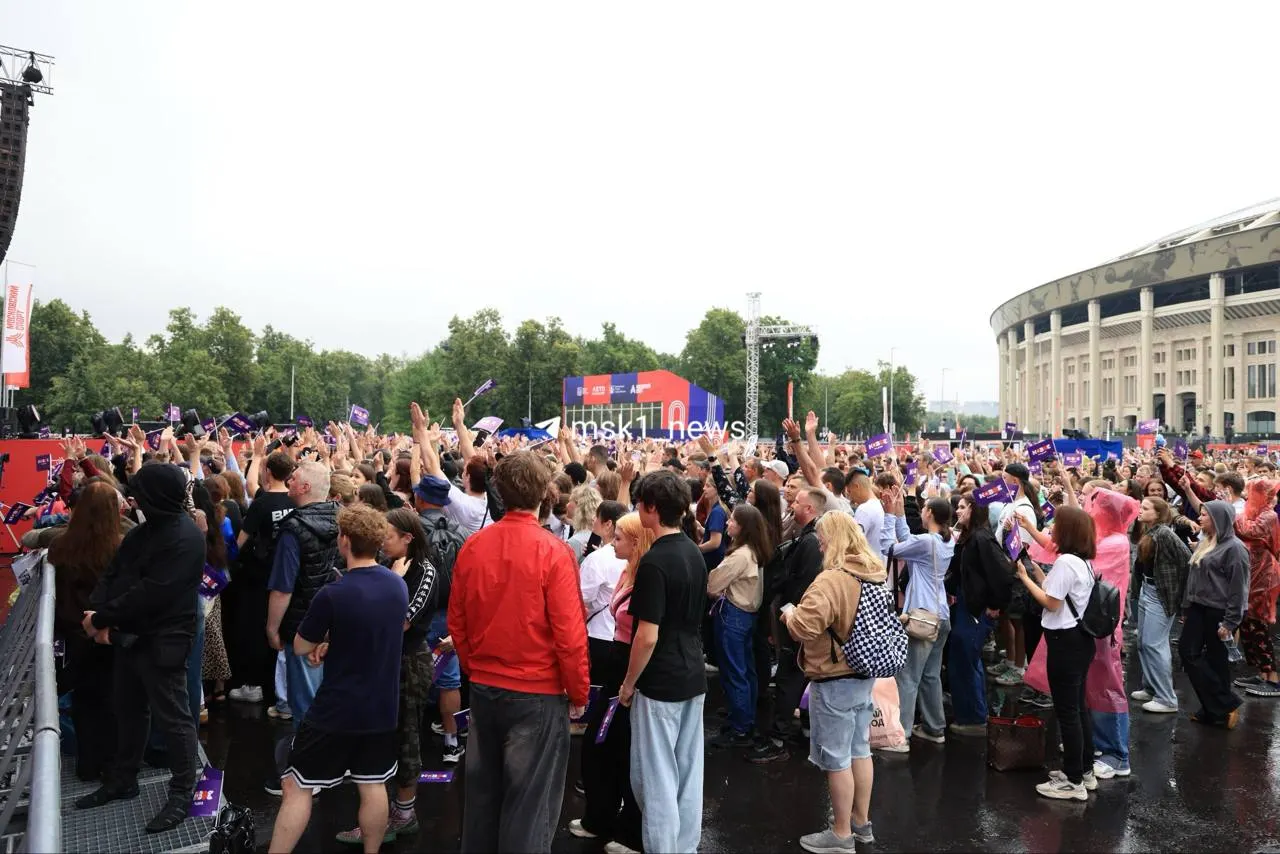 В Лужниках одновременно отметили День московского спорта и провели открытый концерт: более 20 зон с активностями и выступления известных артистов собрали гостей несмотря на непогоду.