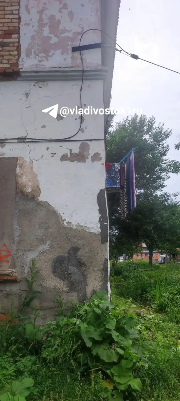 Аварийная стена многоквартирного дома на Квартальной, 3 частично разрушилась: с одной стороны образовалась выпуклость, с другой — участок стены почти полностью высыпался.