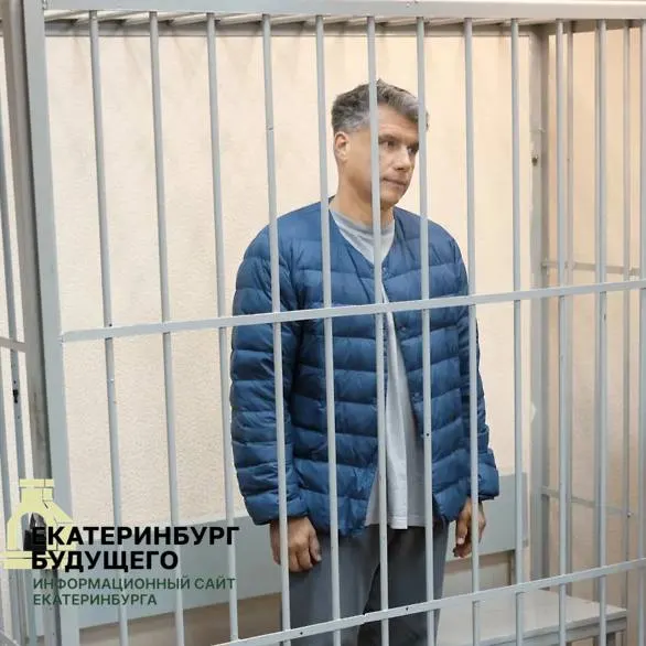 Кировский районный суд Екатеринбурга приостановил рассмотрение уголовного дела в отношении Сергея Горшунова, обвиняемого в убийстве главы коммерческой структуры и покушении на его охранника и водителя. По версии следствия, убийство связано с борьбой за контроль над Центральным рынком.