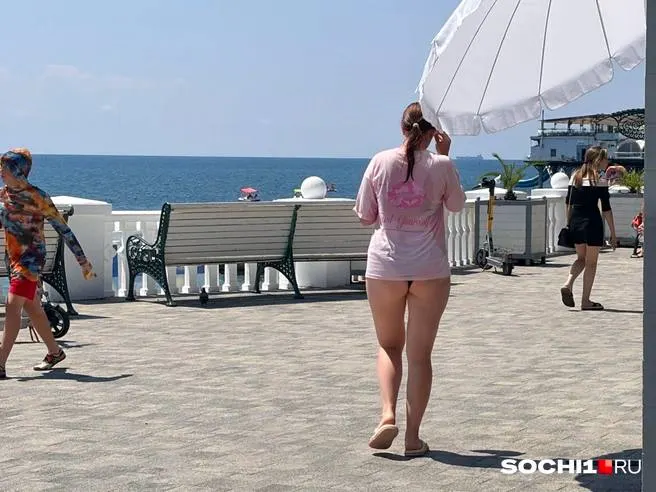 Женщина считает, что в курортном городе уместно ходить по улицам и заходить в заведения в купальнике и возмущена, что её попросили покинуть кафе.