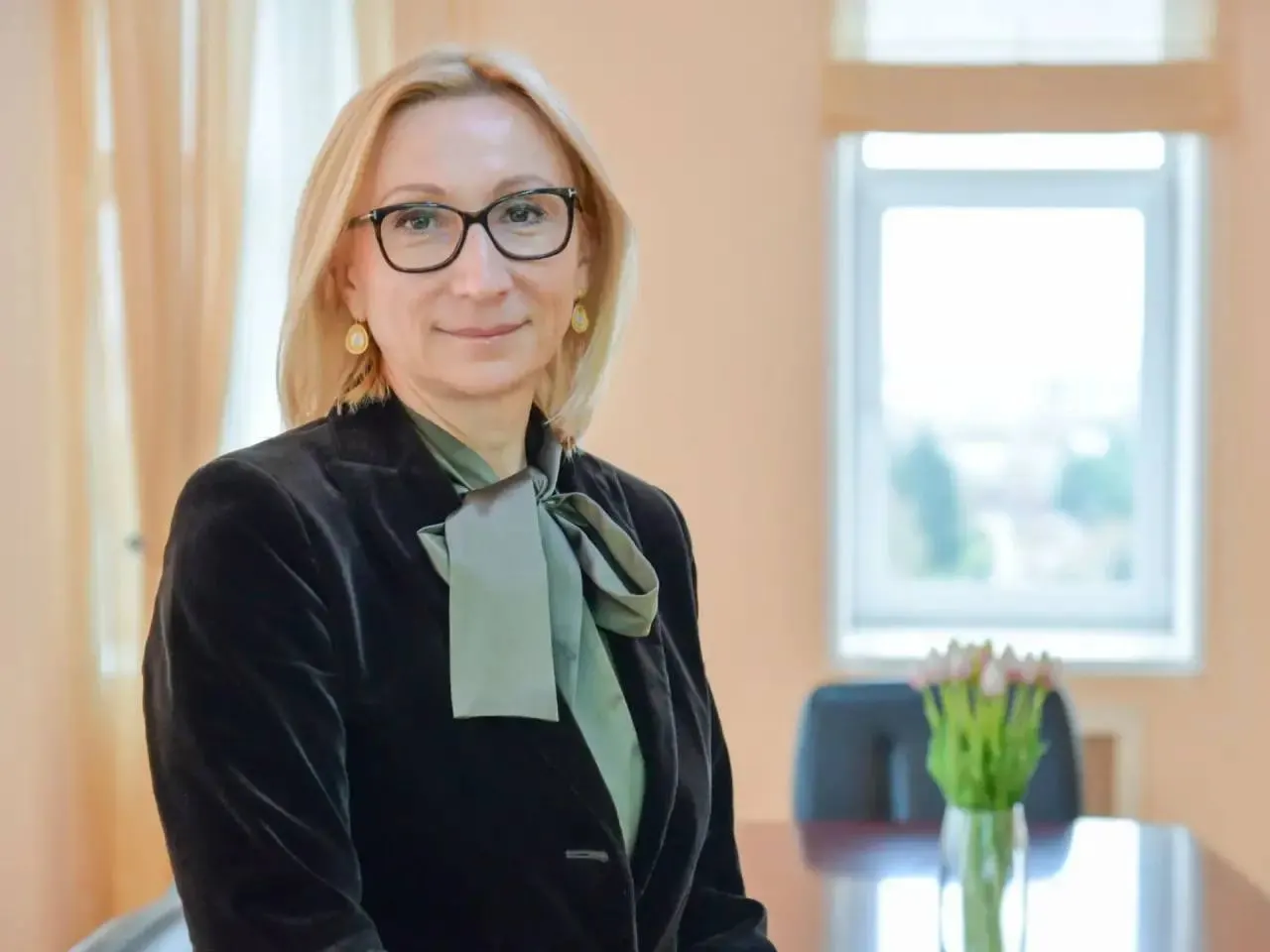 Ирина Варнавская получила должность заместителя председателя правительства Омской области, сохранив пост министра труда и социального развития. Ей поручено курирование Минздрава региона и территориального фонда ОМС. Алексей Ромахин будет сосредоточен на вопросах безопасности и противодействии беспилотным летательным аппаратам.