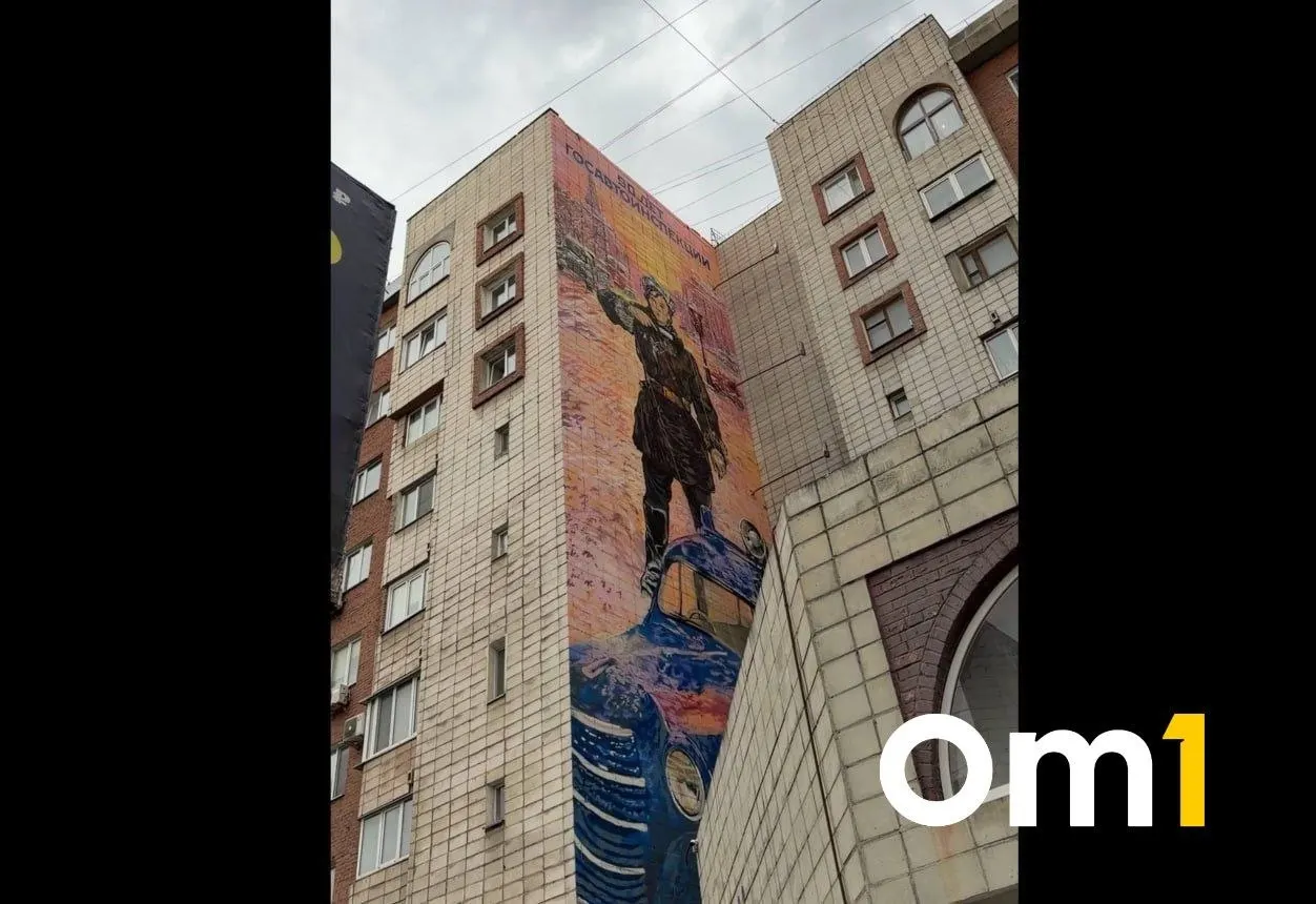 На фасаде дома на улице Масленникова создали мурал, посвящённый 90‑летию Госавтоинспекции; героиня работы — первая женщина‑регулировщик Омской области Любовь Низовцева.