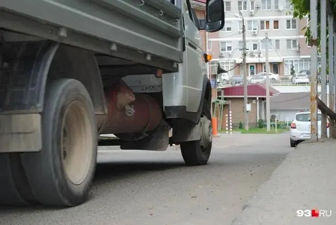 Из-за банкротства Дагомысского ДРСУ сократили 270 человек. Руководитель предприятия приговорён к лишению свободы по коррупционному делу — в результате оказалась под угрозой забота о зелёных насаждениях вдоль краевых трасс.