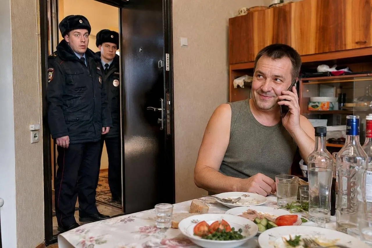 Пьяный мужчина позвонил в службу 112, представился чужим именем и сообщил о намерении покончить с собой; суд признал вызов заведомо ложным и назначил штраф 1 000 рублей.