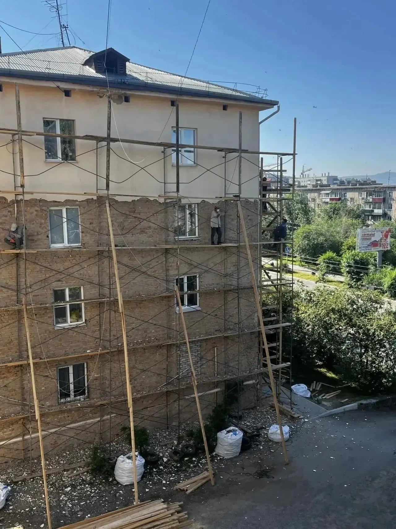 Жильцы дома на Бабушкина, 32 сообщают, что подрядчики начинают работы с 06:00, нарушая закон о тишине; также беспокоит отсутствие ограждения стройплощадки. Фонд капремонта направил подрядчику уведомление о соблюдении требований.