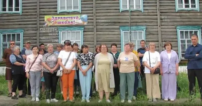 Сельчане записали 18-минутное видеообращение: школу признали аварийной, учеников перевели в соседнее село, люди требуют повторной экспертизы и боятся, что без учебного заведения село вымрет.